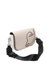 Borsa a tracolla rettangolare color crema in materiale liscio con un disegno di un volto tracciato in nero. Presenta una tracolla nera removibile e accessori in argento.
