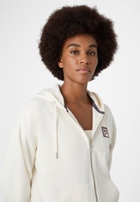 Fila APPAREL LAGRIO  - Vetoketjullinen college - egret