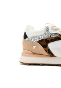 Sneaker con pelle bianca, suede beige e un accento in stampa leopardata. Dettagli argentati scintillanti sul lato e suola in gomma beige.