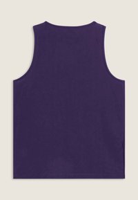 Canotta viola senza maniche realizzata in tessuto morbido, con una texture liscia e un collo arrotondato. Design semplice senza dettagli visibili.