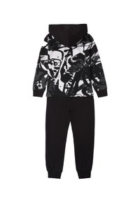 Zwart-wit hoodie-jumpsuit met een abstracte print op de bovenste helft en een effen zwarte onderkant. Heeft lange mouwen en manchetten bij de enkels.