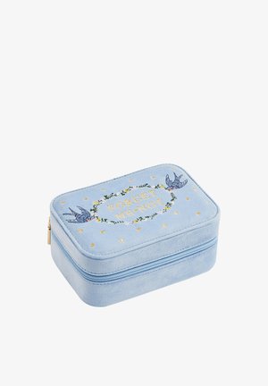 Prostokątne pudełko na biżuterię z jasnoniebieskiego aksamitu z złotym zamkiem błyskawicznym, haftowanym napisem "FORGET ME NOT", kwiatowym wieńcem i dwoma niebieskimi ptakami na pokrywie.