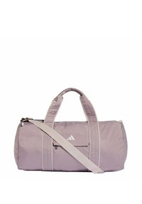 Bolsa de lona morada con detalles blancos, con asas dobles, una correa removible y un bolsillo frontal con cremallera. Material de tela ligera y acolchada.