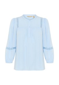 Gaiši zila blūze ar pogu aizdari, pilnām piedurknēm, strukturētu audumu un mežģīņu akcentiem uz pleciem un piedurknēm.