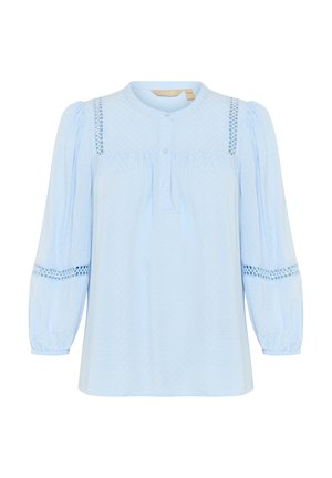 Svetlomodrá blúzka s gombíkovým zapínaním vpredu, s plnými rukávmi, štruktúrovaným materiálom a čipkovými detailmi na pleciach a rukávoch.
