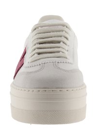 Sneakers a metà caviglia con tomaia in pelle bianca, accento laterale in camoscio rosa, suola texutata bianca sporca e lacci beige. Punta arrotondata e cuciture semplici.