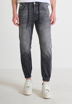 JAKE CROPPED - Jeans Tapered Fit - black