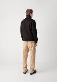 BOSS Lengva striukė - black