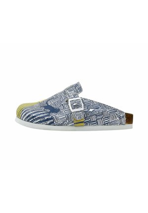 Klobigartiger Schuh mit blauem und weißem geometrischem Muster, gelben Akzenten, verstellbarem Schnallenriemen und weißer Sohle.