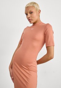 Nike Sportswear MIDI DRESS - Jerseyklänning - terra blush