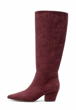 Hoher Damenstiefel aus dunkelrotem Wildleder mit spitzer Kappe und niedrigem Blockabsatz, seitlich auf weißem Hintergrund gezeigt.