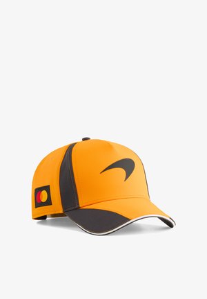 Orange und dunkelgraue Baseballkappe mit gebogenem Schirm, schwarzem Swoosh-Logo vorne und Mastercard-Logo-Patch an der Seite.