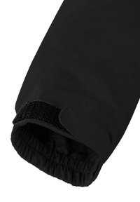 Černý vodotěsný rukáv s elastickým manžetovým lemem a uzavřením na suchý zip. Hladký povrch bez viditelných vzorů nebo akcentů. Jednoduchý, funkční design.