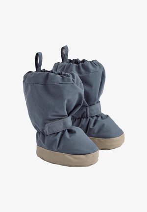 Coppia di stivaletti invernali blu per bambini piccoli con suola beige, cinturini regolabili, parte superiore elasticizzata e anelli in tessuto per facilitare la calzata.