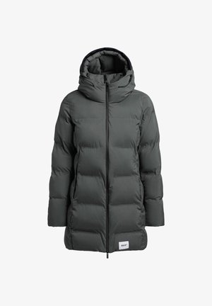 Szara puchowa kurtka z kapturem, z zapięciem na zamek, pikowanym wzorem i naszywką z logo na dole. Gładki materiał matowy.