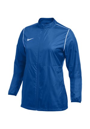 Blå sportsjakke med fuld lynlås og hvid Nike-logo på brystet, hvid piping på skuldrene og elastiske manchetter på ærmerne.