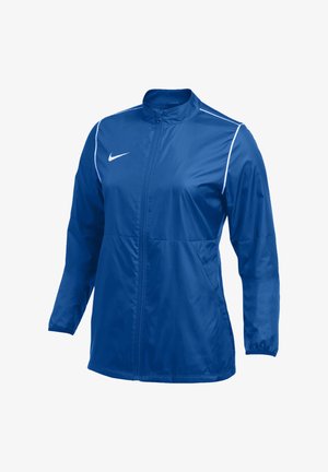 Niebieska sportowa kurtka na pełny zamek, z białym logo Nike na piersi, białym obszyciem na ramionach i elastycznymi ściągaczami na rękawach.