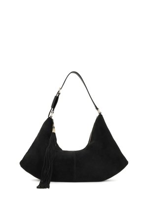 Sac à main en daim noir en forme de croissant avec une sangle unique et un long détail pompon suspendu sur un côté.