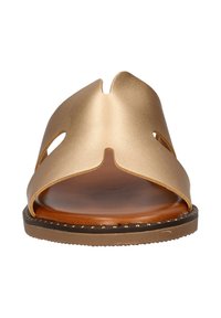 Gouden open-toe sandaal met twee brede banden met uitsparingen, een gladde afwerking en een bruine binnenzool met een gestikte rand.