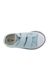 Sneaker in tela azzurra chiara con strappi in velcro, punta in gomma e suola bianca. Cuciture accentuate e fodera interna traspirante.