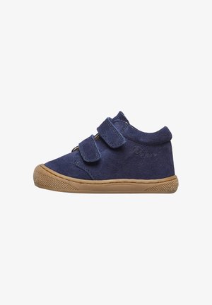 Chaussures en suede marine pour tout-petits avec des sangles Velcro, semelle en caoutchouc, bout arrondi et surface texturée pour la traction. Design simple et fonctionnel.