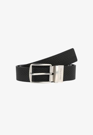 Zwarte geweven riem met een textuurontwerp, voorzien van een zilveren metalen gesp en gegraveerde branding. Platte profiel en een strakke algehele uitstraling.