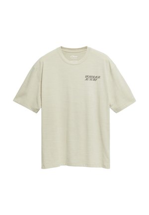 Jasnobeżowy T-shirt z krótkim rękawem i okrągłym dekoltem, z czarnym nadrukiem "HOMMAGE AU SURF" na górnej lewej części klatki piersiowej.