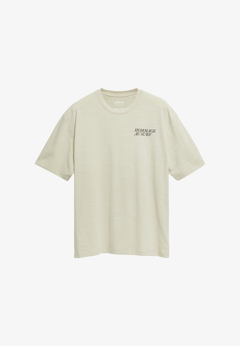 Hellbeiges T-Shirt mit kurzen Ärmeln und Rundhalsausschnitt mit dem Aufdruck "HOMMAGE AU SURF" in schwarzer Schrift auf der oberen linken Brust.