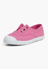 Bottines en toile rose à enfiler avec semelle en caoutchouc blanc et embout, dotées d'œillets en métal pour la ventilation et d'une texture lisse.