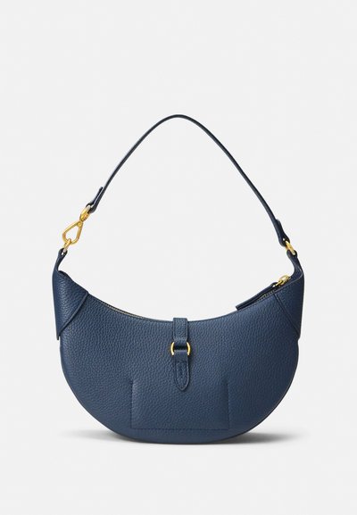 Tummansininen nahkainen laukku puolikuun muotoisena, jossa on vetoketjukiinnitys, kultaiset yksityiskohdat ja lyhyt hihna, jossa on koristeellinen aksentti.