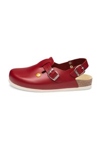 Rote Leder-Clogs mit offenem Rücken, verstellbaren silbernen Schnallen und Korkfußbett. Glatte Textur mit abgerundeter Spitze und minimalen Details.
