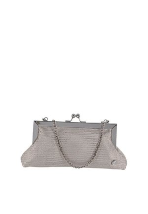 Clutch da sera in rete argentata con struttura e chiusura in metallo, con tracolla a catena argentata e piccolo dettaglio logo circolare.
