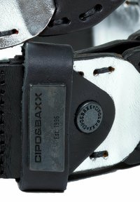 Ceinture en cuir noir avec des accents métalliques argentés, dotée d'un bouton-pression et d'une plaque de logo. Coutures visibles et finition texturée.