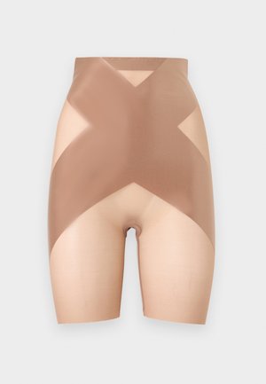 Beige shapewear-short met hoge taille en brede kruisvormige compressiebanden die de buik en heupen bedekken en tot halverwege de dij lopen.