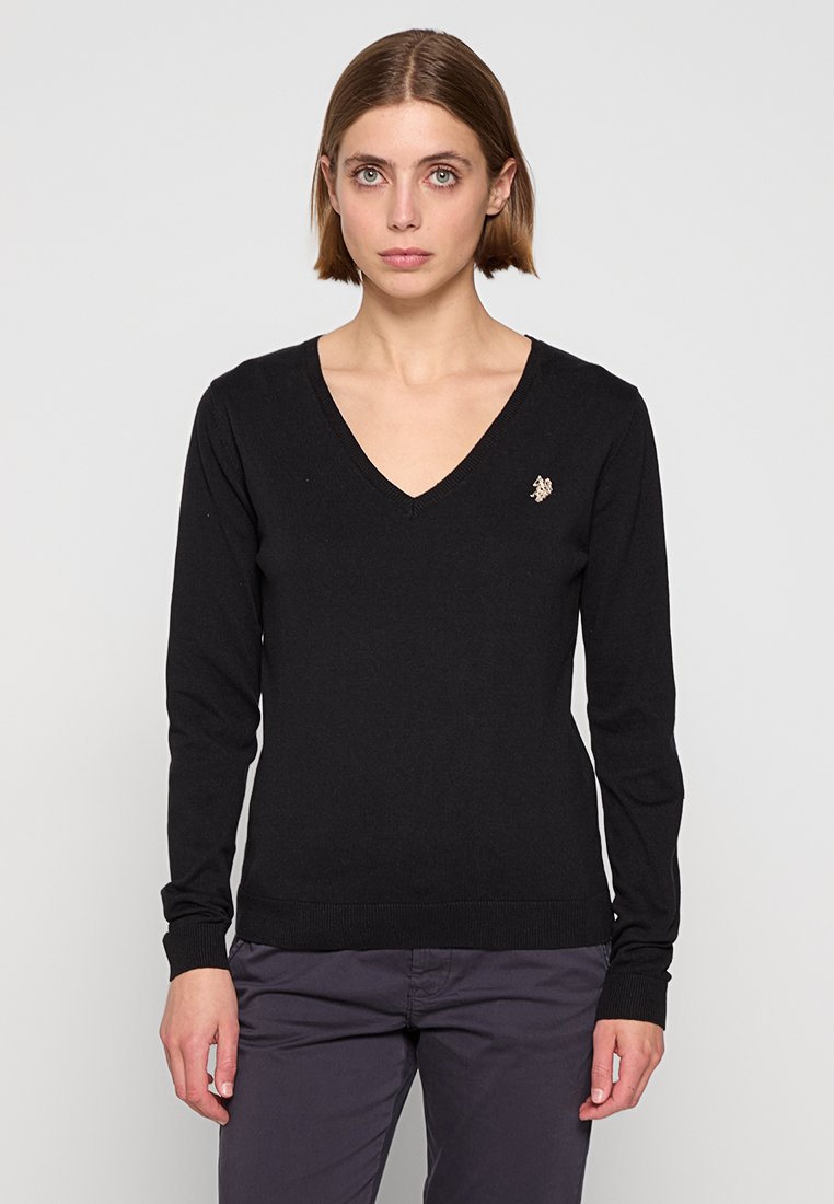 Pull noir à manches longues en V en matière tricotée douce ; présente un petit logo sur la poitrine ; style ajusté avec des poignets et un ourlet côtelés.