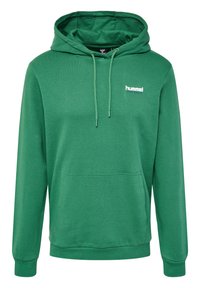 Grön huvtröja gjord av mjukt tyg med en framficka, justerbar dragsko i huvan och en liten vit logotyp på bröstet.