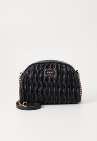Borsa a tracolla nera trapuntata con forma curvata, hardware dorato, tracolla a catena e un'etichetta con il nome del marchio. La texture liscia esalta il design.