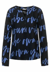 Czarna bluzka z długim rękawem, ozdobiona odważnym niebieskim, odręcznym napisem. Posiada pliskę na guziki oraz delikatny połysk tkaniny, zapewniający gładką fakturę.