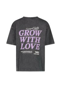 Grijze oversized t-shirt van katoen met op de achterkant paarse grafische tekst, waarop "GROW WITH LOVE" en andere zinnen in een retrolettertype staan.