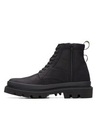 Botas de tobillo negras con parte superior texturizada, cierre de cordones y cremallera lateral. Suela de goma gruesa con tacos definidos para mayor tracción.