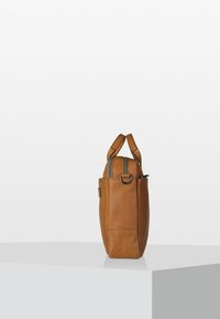 Braune Leder-Tote mit rechteckiger Form, zwei oberen Griffen und einer seitlichen Schlaufe zur Befestigung. Glatte Textur mit dezenten Steppdetails.