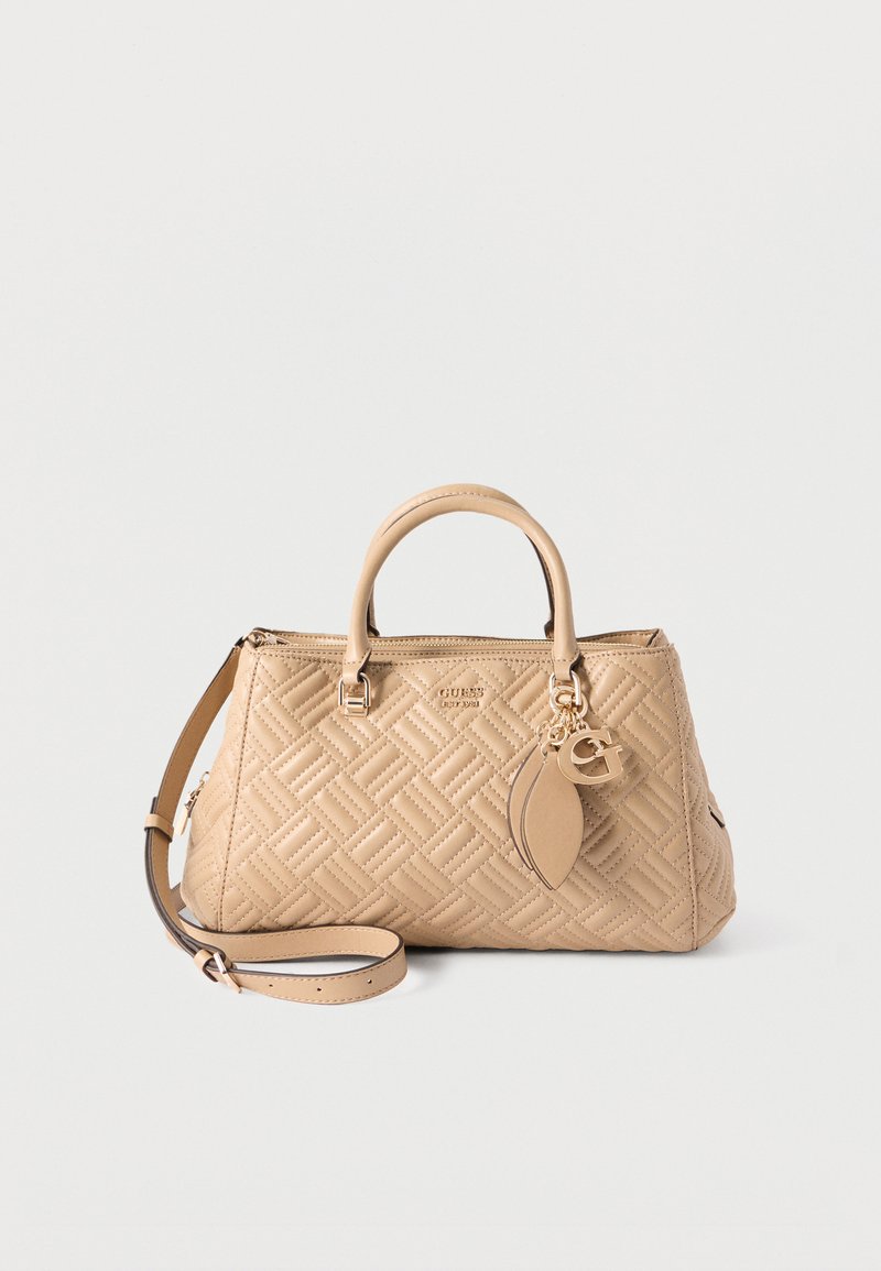 Μπεζ καπιτονέ τσάντα χειρός με διπλές λαβές, αποσπώμενο ιμάντα και χρυσό διακοσμητικό με φύλλο και το γράμμα "G".