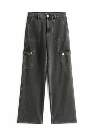 Pantalones cargo en denim gris oscuro, con piernas amplias, dos bolsillos frontales y dos bolsillos laterales con cierres a presión. Acabado texturizado y detalles de costura.
