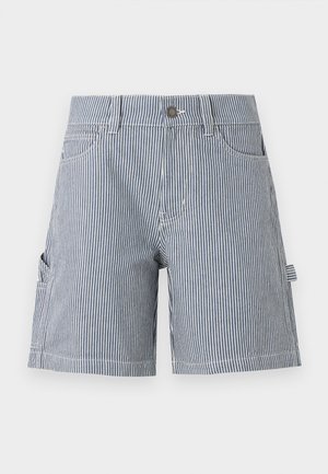 Shorts mi-longs à rayures verticales bleues et blanches avec passants pour ceinture, bouton à l'avant, poches latérales et une petite boucle latérale.