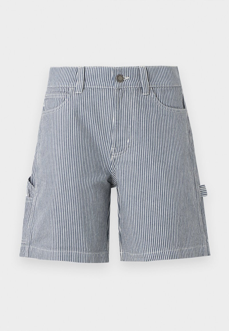 Shorts mi-longs à rayures verticales bleues et blanches avec passants pour ceinture, bouton à l'avant, poches latérales et une petite boucle latérale.