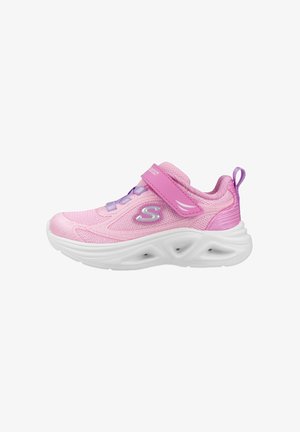Scarpa sportiva rosa da bambino con lacci viola, cinturino rosa in velcro, suola bianca spessa e linguetta al tallone.
