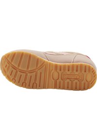 Sula av skor med en texturerad gummiyta, beige färg, lättviktsdesign och mönstrad sål för bättre grepp.