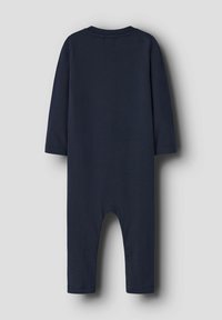 Donkerblauwe katoenen babyromper met lange mouwen, ronde hals en open voeten. Gladde textuur, eenvoudig ontwerp, zonder extra patronen of accenten.