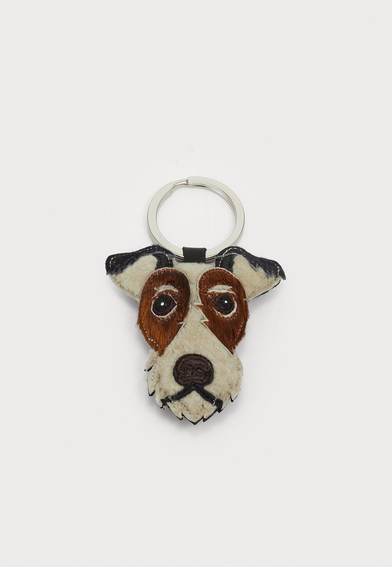 Porte-clés en forme de tête de chien en tissu brodé. Présente des motifs de fourrure marron et blanche avec un anneau métallique argenté. Design robuste, surface texturée.
