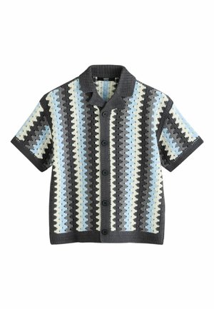 Kurzärmelige, gestrickte Strickjacke mit Knopfleiste, spitzem Kragen und vertikalen Zickzackstreifen in Grau, Blau, Weiß und Schwarz.